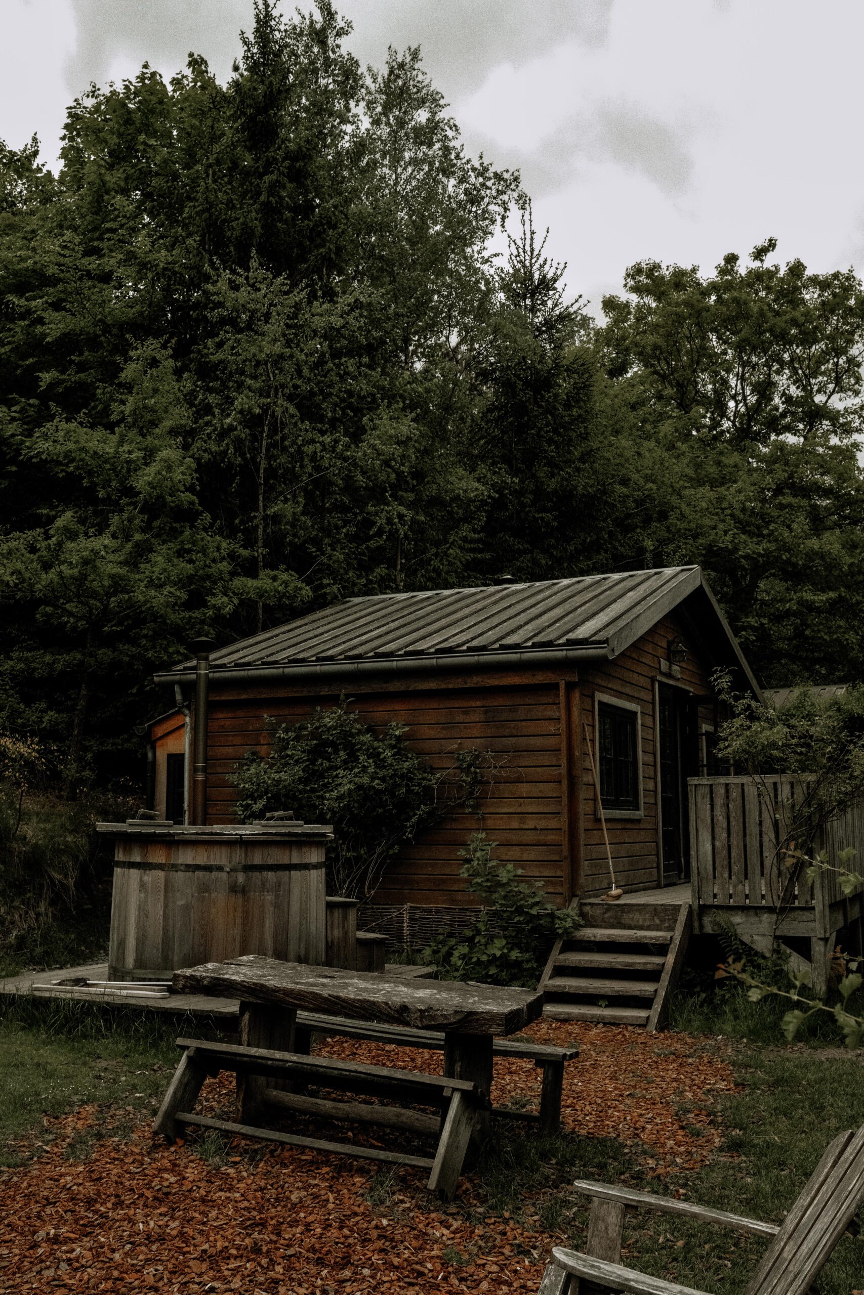 Houten huisje in de natuur